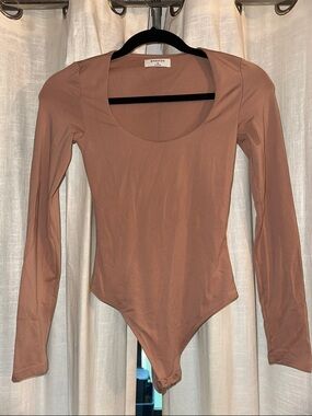 Babaton Tan Scoop Neck Long-Sleeve Bodysuit